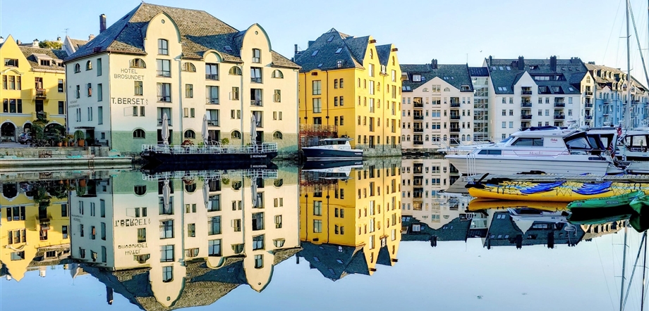 Alesund - morning reflection 